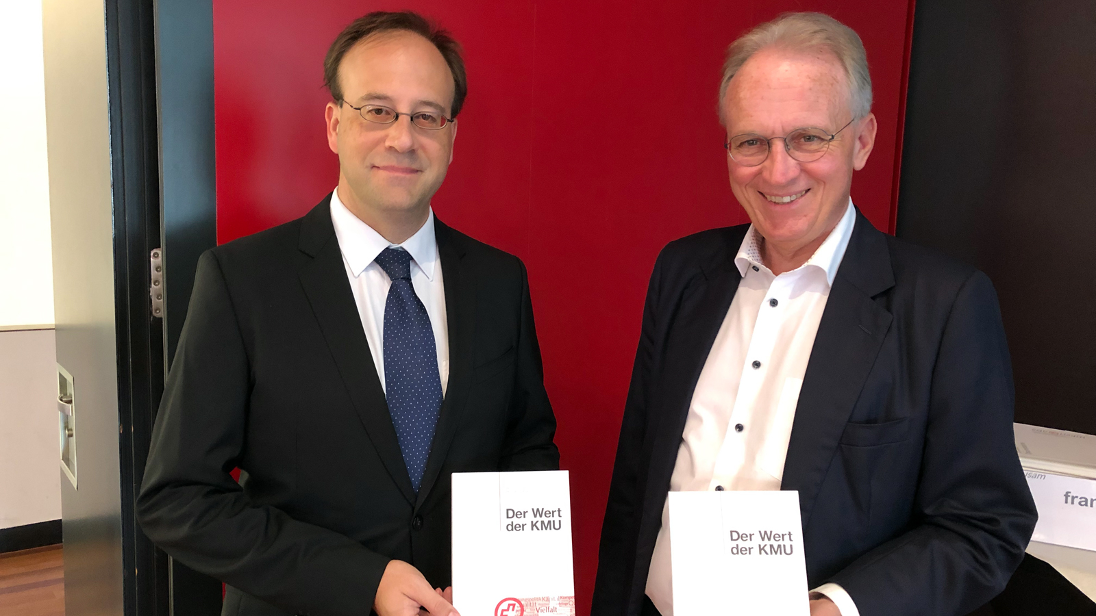Les auteurs de l’ouvrage «Der Wert der KMU»: Henrique Schneider, professeur d’économie politique générale et directeur adjoint de l’usam ainsi qu’Hans-Ulrich Bigler, conseiller national et directeur de l’usam.
