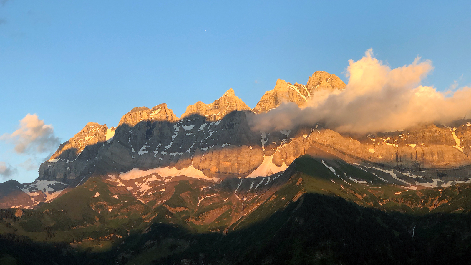 Depuis plus de cinquante ans, les Journées romandes des arts et métiers ont lieu au début de l’été face aux majestueuses Dents-du-Midi.