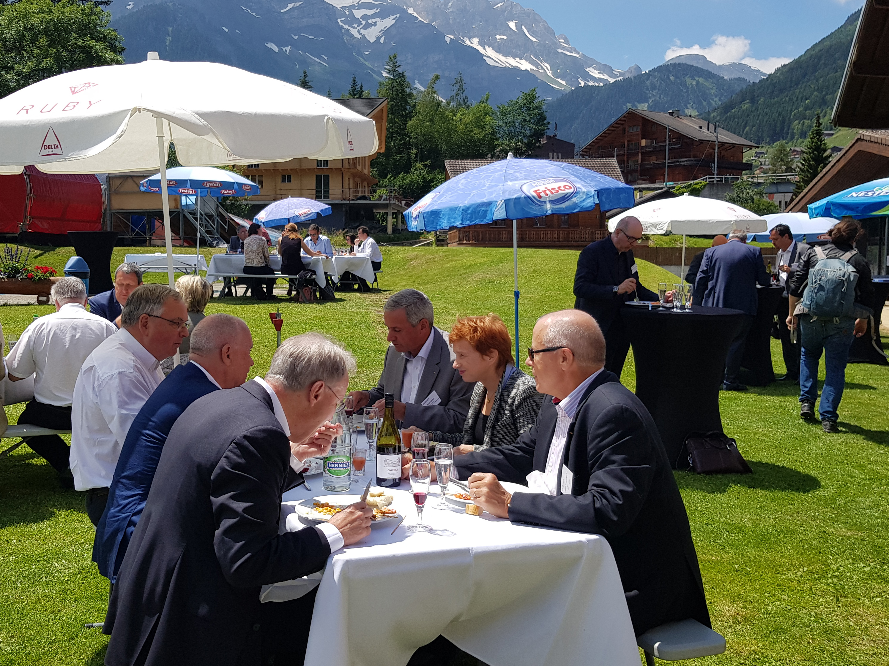 Le repas de midi est pris dans les jardins du Palladium face à un superbe décor alpin. A table, Laurence Parisot en conversation avec Jean-François Rime, président de l’usam, André Berdoz, vice-président, Hans-Ulrich Bigler, directeur de l’usam.