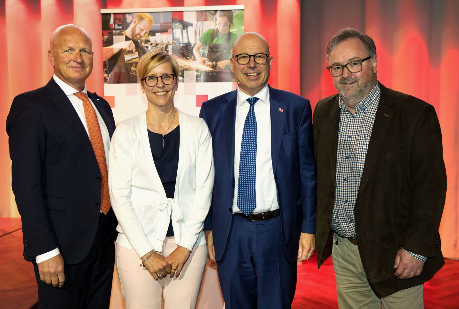 Fabio Regazzi, wiedergewählter Präisdent des sgv mit den neu in den Vorstand gewählten Leif Agnéus, Präsident swissstaffing, Jacqueline Montandon-La-Longe Moser, Präsidentin Chambre vaudoise des arts et métiers und Hansjörg Steiner, Zentralpräsident Holzbau Schweiz (von links)