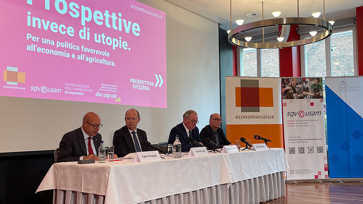 S’engagent ensemble pour une Suisse porteuse de perspectives (de gauche à droite): Fabio Regazzi, conseiller national, président Union suisse des arts et métiers usam, Valentin Vogt, président Union patronale suisse, Christoph Mäder, président economiesuisse, et Markus Ritter, conseiller national, président Union suisse des paysans.